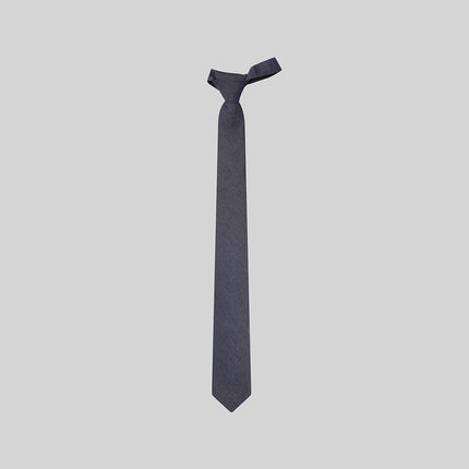 CORBATA CON NUDO DE PALA ESTRECHA